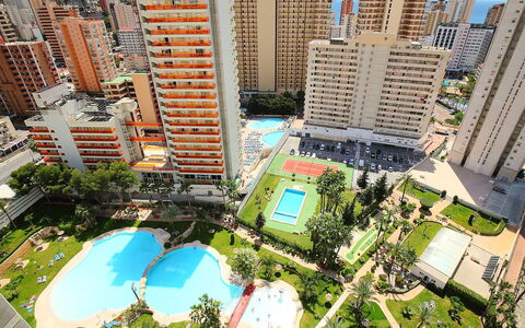 Benidorm 700: Gebäude, Wolkenkratzer, Daytime, Eigentum, Pflanze, Licht, Natur, Infrastruktur, Welt, Turm