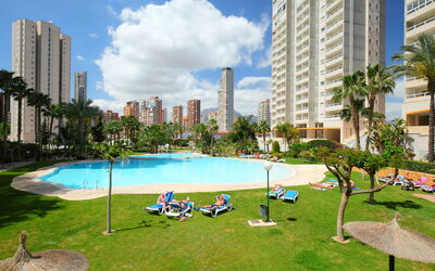 Benidorm 700: Wolke, Gebäude, Himmel, Wasser, Pflanze, Eigentum, Schwimmbad, Natur, Baum, Gartenmöbel