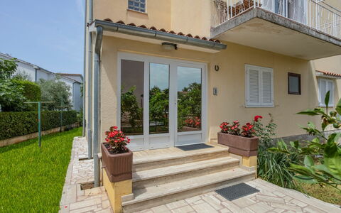 Poreč 117: Pflanze, Gebäude, Fenster, Himmel, Tür, Blumentopf, Haus, Blume, Strassenbelag, Interior Design