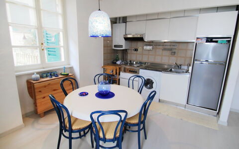 Francesca: Tabelle, Möbel, Eigentum, Cabinetry, Stuhl, Countertop, Holz, Küchengerät, Fenster, Küche & Esszimmer Tisch