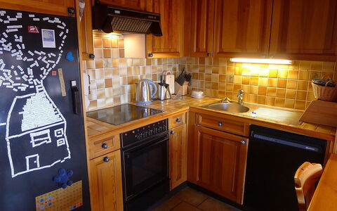 Les Aiguilles D'Argent 10: Cabinetry, Countertop, Eigentum, Sinken, Spüle, Küche, Herd, Küchengerät, Holz, Interior Design