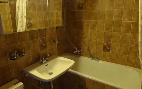 Les Aiguilles D'Argent 10: Braun, Zapfhahn, Armatur, Eigentum, Bad Sink, Sinken, Gebäude, Badezimmer, Schwarz, Badewanne