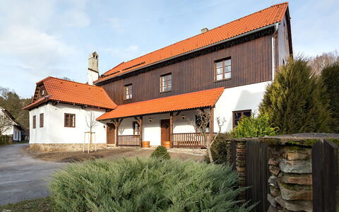 Huty: Pflanze, Himmel, Eigentum, Fenster, Gebäude, Wolke, Baum, Holz, Grundstueck