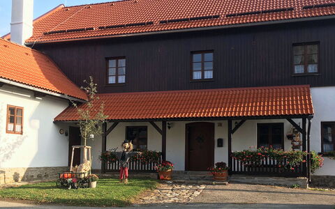 Huty: Himmel, Pflanze, Eigentum, Fenster, Gebäude, Holz, Grundeigentum, Fassade, Dach