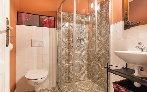 Huty: Eigentum, Armatur, Badezimmer, Sinken, Duschkopf, Lila, Dusche, Interior Design, Zapfhahn, Spiegel