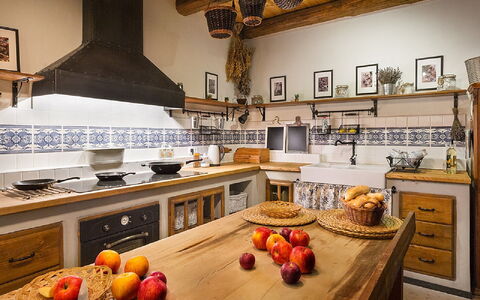 Huty: Essen, Cabinetry, Countertop, Geschirr, Holz, Küche, Interior Design, Beleuchtung, Flooring, Bilderrahmen