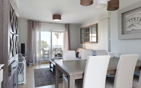 Dénia 766: Zimmer, Weiss, Eigentum, Möbel, Esszimmer, Interior Design, Gebäude, Decke, Tabelle, Fussboden