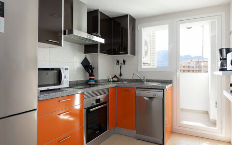 Dénia 766: Zimmer, Cabinetry, Eigentum, Küche, Möbel, Countertop, Interior Design, Major Appliance, Gebäude, Orange