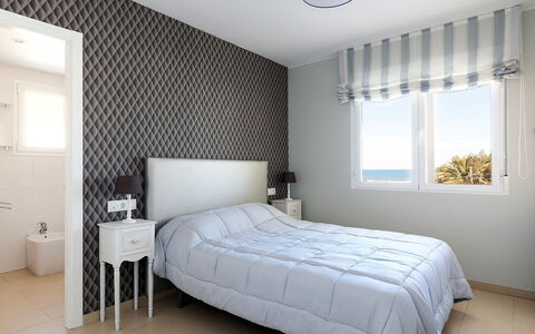 Dénia 766: Schlafzimmer, Möbel, Bett, Zimmer, Eigentum, Interior Design, Matratze, Bettdecke, Weiss, Bedding