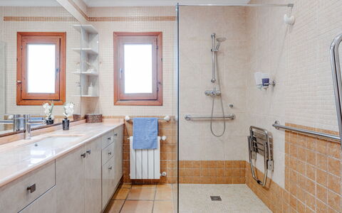 Karima: Flooring, Armatur, Fussboden, Interior Design, Installation, Badezimmer, Fliese, Badezimmerschrank, Zuhause, Decke