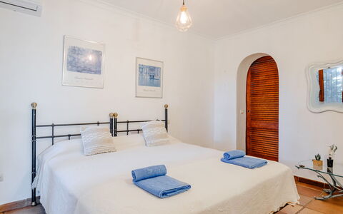 Karima: Bett, Schlafzimmer, Fussboden, Flooring, Bettdecke, Möbel, Interior Design, Bedding, Wohnung, Bettrahmen