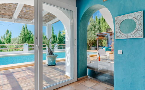 Karima: Blau, Flooring, Interior Design, Fussboden, Möbel, Decke, Resort, Stuhl, Zimmerpflanze, Schwimmbad