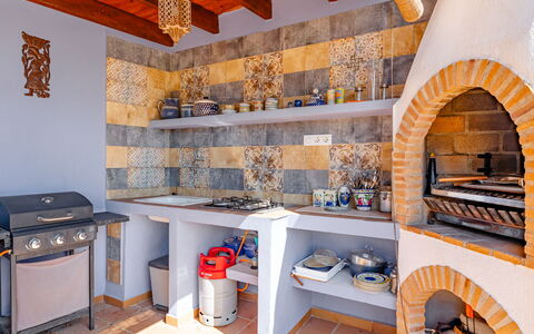 Karima: Flooring, Fliese, Holzbeize, Stuhl, Design, Zimmerpflanze, Küche, Resort, Flagstone, Blumentopf