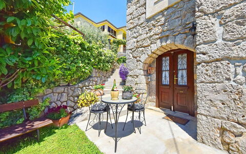 Evići: Eigentum, Gebäude, Haus, Grundeigentum, Estate, Hütte, Hof, Zimmer, Garten, Die Architektur