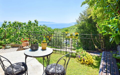 Evići: Eigentum, Grundeigentum, Haus, Garten, Estate, Garten, Baum, Tabelle, Gras, Hütte