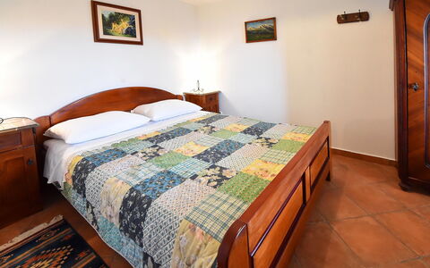 Evići: Schlafzimmer, Bett, Bettdecke, Möbel, Zimmer, Bedding, Eigentum, Bettrahmen, Fussboden, Bettwäsche