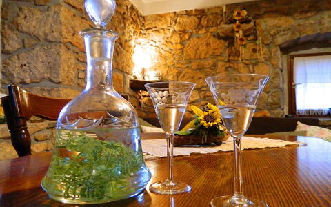 Evići: Barware, Trinken, Glas, Zimmer, Weinglas, Interior Design, Restaurant, Likör