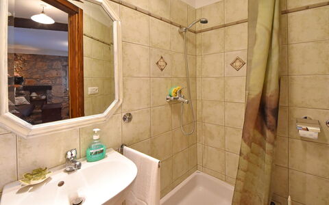 Evići: Badezimmer, Eigentum, Zimmer, Interior Design, Fliese, Wand, Armatur, Zapfhahn, Badewanne, Gebäude