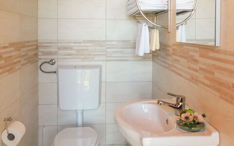Lea: Spiegel, Armatur, Zapfhahn, Sinken, Bad Sink, Pflanze, Weiss, Badezimmer, Lila, Interior Design