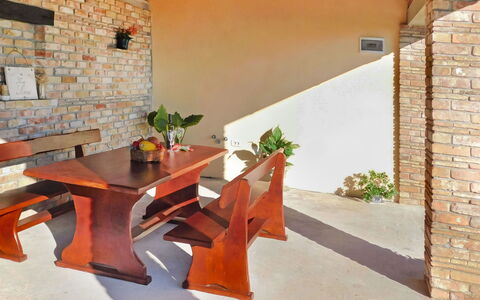 Lea: Tabelle, Pflanze, Möbel, Gebäude, Holz, Orange, Flooring, Interior Design, Fussboden, Zimmerpflanze