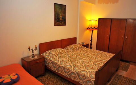 Brač Sutivan 111: Möbel, Gebäude, Komfort, Holz, Bilderrahmen, Orange, Bettrahmen, Lampe, Bett