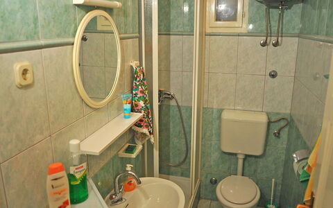 Brač Sutivan 111: Spiegel, Zapfhahn, Bad Sink, Armatur, Sinken, Eigentum, Grün, Badezimmer, Interior Design, Fussboden
