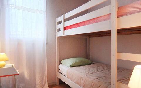 Marinas du Ponant: Eigentum, Möbel, Gebäude, Komfort, Holz, Bettrahmen, Haus, Lampe, Cabinetry, Interior Design