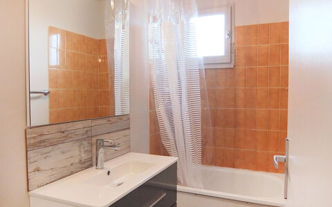 Marinas du Ponant: Spiegel, Zapfhahn, Armatur, Sinken, Eigentum, Bad Sink, Badezimmer, Holz, Interior Design
