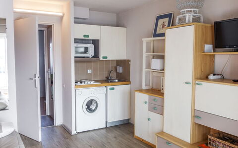 Marinas du Ponant: Cabinetry, Eigentum, Möbel, Gebäude, Küche, Holz, Haushaltsgerät, Countertop, Herd, Haus