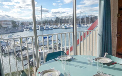 Marinas du Ponant: Wolke, Wasser, Boot, Geschirr, Watercraft, Eigentum, Himmel, Azurblau, Dishware, Tabelle