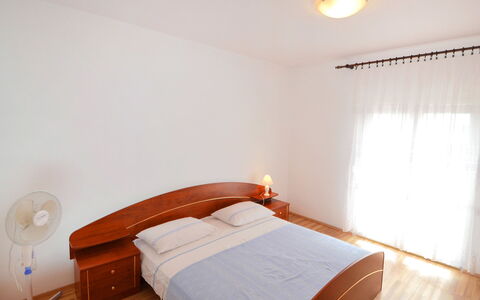 Ante: Möbel, Eigentum, Komfort, Gebäude, Holz, Interior Design, Textil, Beleuchtung, Orange, Kissen