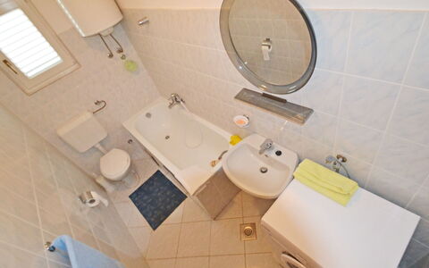 Ante: Eigentum, Armatur, Bad Sink, Toilette, Toilleten Sitz, Badezimmer, Zapfhahn, Holz, Fenster, Fussboden
