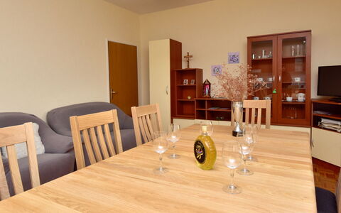 Ante: Tabelle, Möbel, Geschirr, Holz, Beleuchtung, Küche & Esszimmer Tisch, Interior Design, Stuhl, Gebäude, Cabinetry