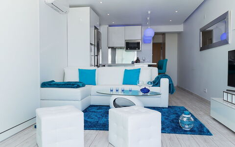 Dream View 50M from the Beach: Eigentum, Couch, Möbel, Komfort, Bilderrahmen, Azurblau, Haus, Interior Design, Flooring, Fernsehen